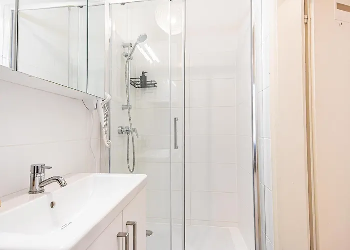 Simple 2-bedroom For 5p Location *