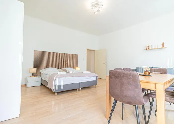 Apartment Simple 2-bedroom For 5p Location