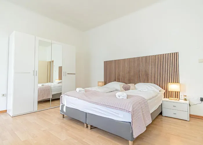 Simple 2-bedroom For 5p Location Apartment *