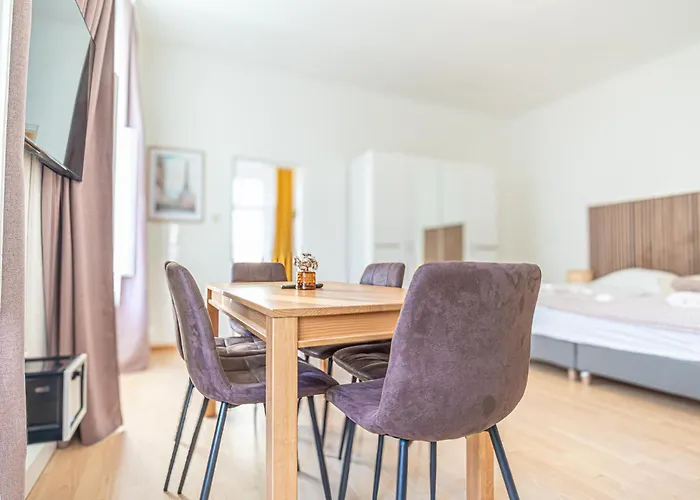 Apartment Simple 2-bedroom For 5p Location *