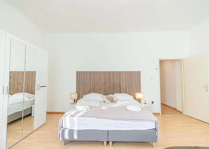 Simple 2-bedroom For 5p Location Apartment
