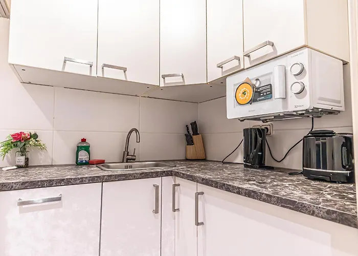 Apartment Simple 2-bedroom For 5p Location *