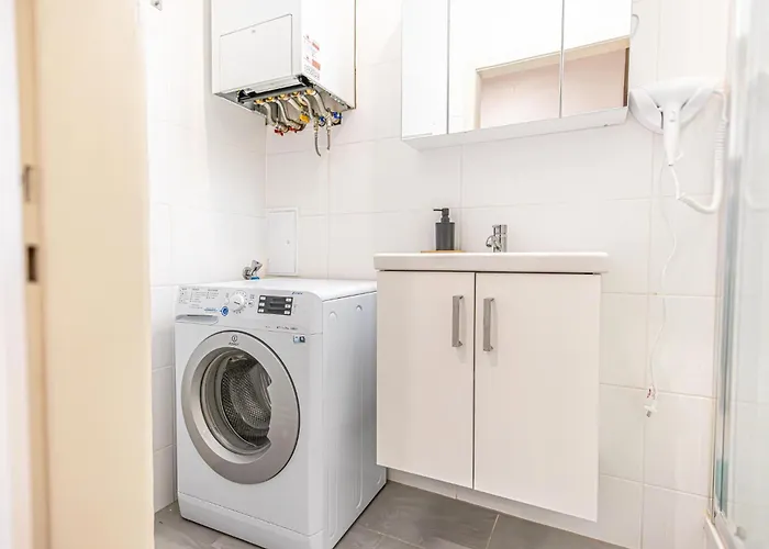 Simple 2-bedroom For 5p Location Apartment