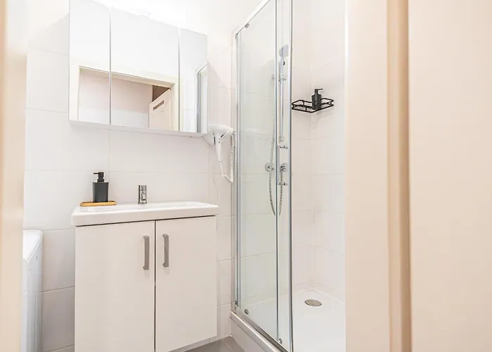 Simple 2-bedroom For 5p Location Apartment *
