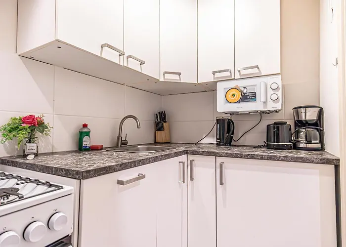 Apartment Simple 2-bedroom For 5p Location *