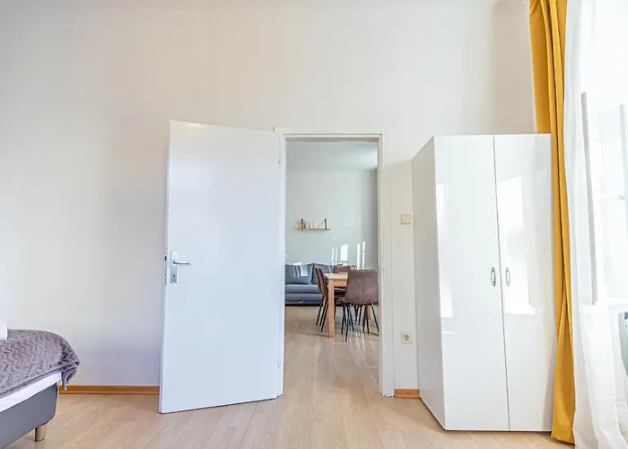 Simple 2-bedroom For 5p Location Apartment