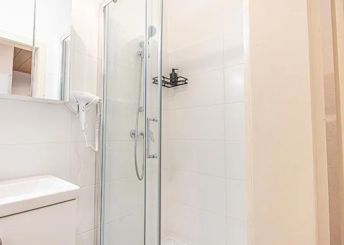 Apartment Simple 2-bedroom For 5p Location *