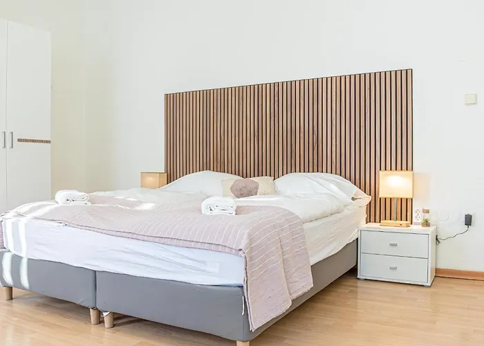Apartment Simple 2-bedroom For 5p Location *